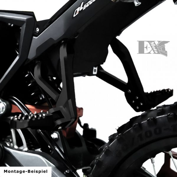 e-moto-x-ultra-bee-beifahrer-fußrasten-und-halterung-montiert