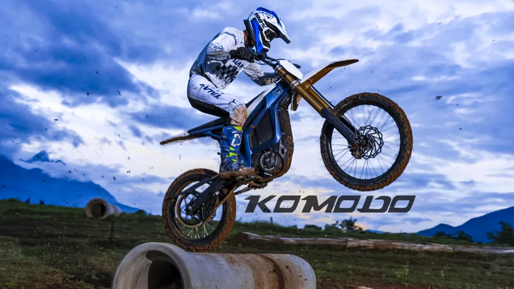 talaria-komodo_blue_elektromotorrad-in-action_mit-komodo-logoschrift