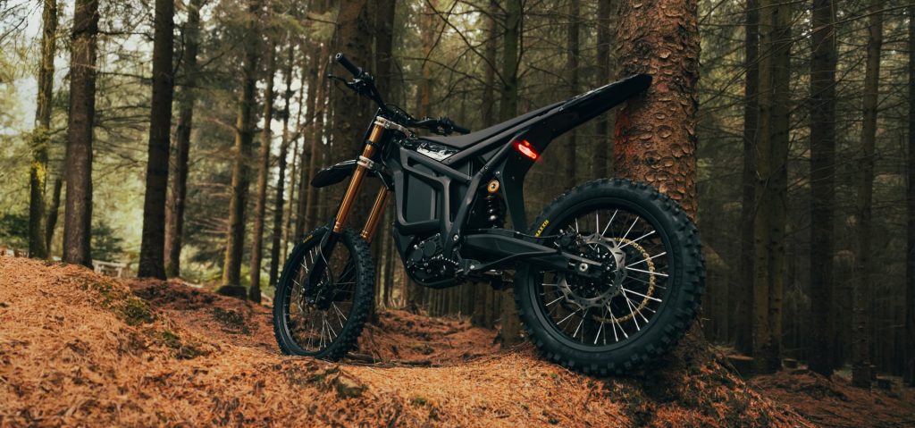 Talaria Komodo Bike steht im Wald