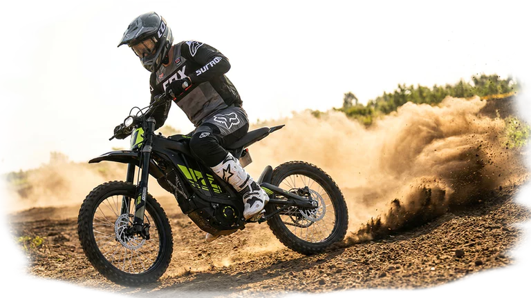 surron light bee 2026 l1e 72v 35ah 1 ki-generiert: davinci_edit_an_mx_rider_riding_an_mx_track_on_surron_lightbee_dust_spreading
